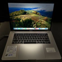 Excellent Condition: Apple MacBook Pro 15" i7 / 16GB / 512GB - Space Gray