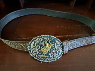 I have for sale Authentic. Make a statement with this premium Montana Silversmiths belt set.