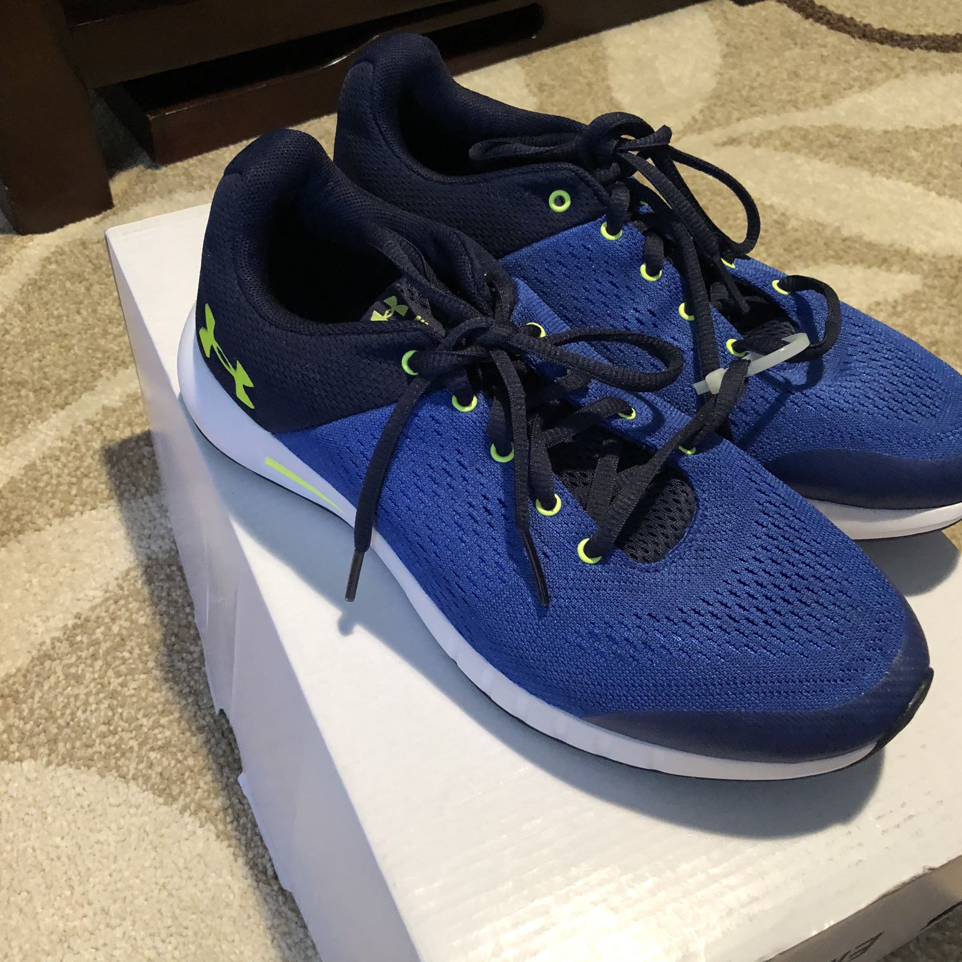 New Under Armour boy’s sneakers size 6Y