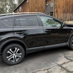 2017 Toyota RAV4 Le. AWD. Clean Title 