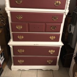 Beautiful Antique Dresser . All The Drawers Work And Is Good Sturdy Wood. Lots Of Drawer Space 