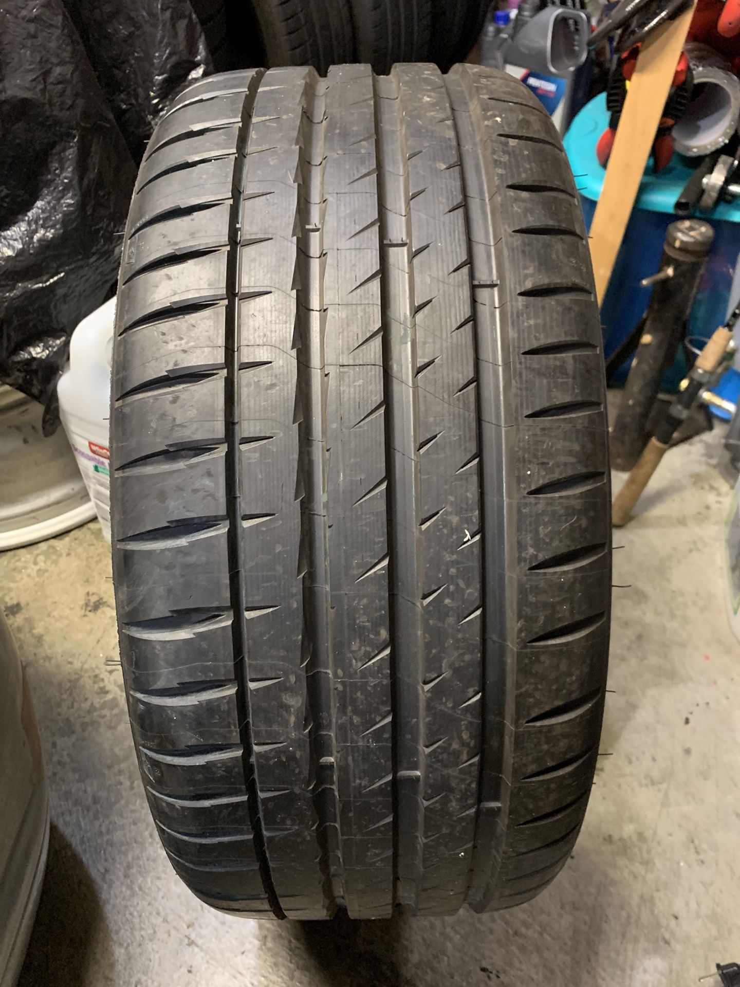 225-35-19 Michelin pilot super sport tire