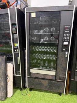 Snack vending machine