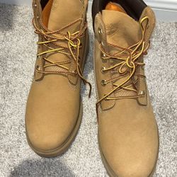 Women’s Timberlands Sz 10
