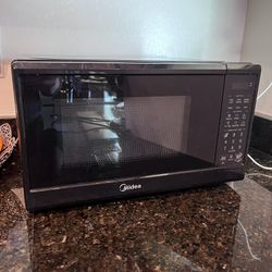 Midea 0.7-cu ft 700 -Watt Countertop Microwave