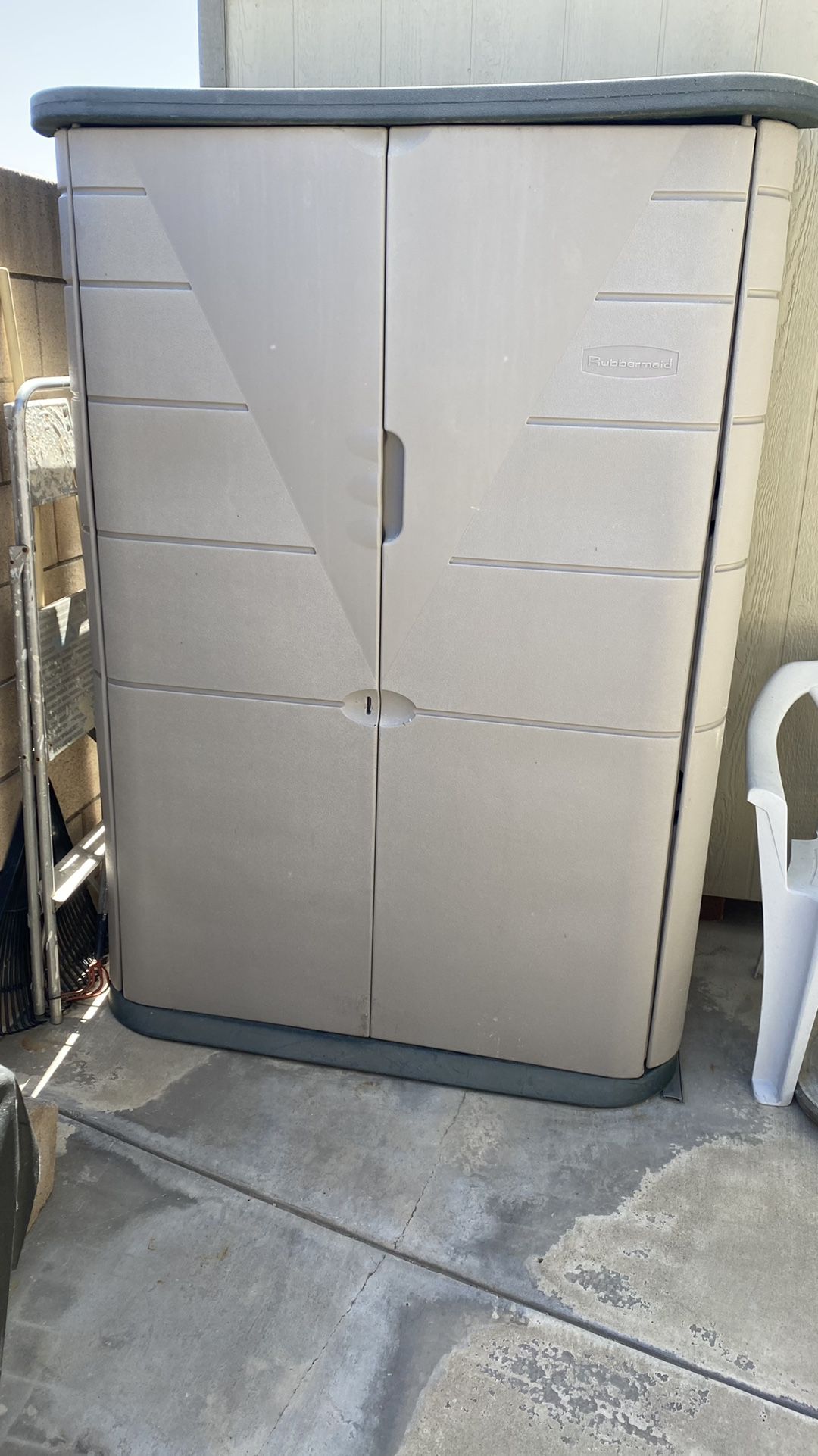 Rubbermaid Large Horizontal Resin Weather Resistant Outdoor Storage Shed,  32 cu. ft., Olive Steel/Sandstone for Sale in Hollywood, CA - OfferUp