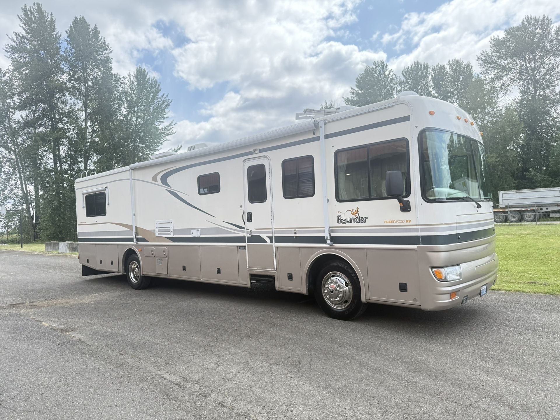 2002 Fleetwood Boundary diesel pusher