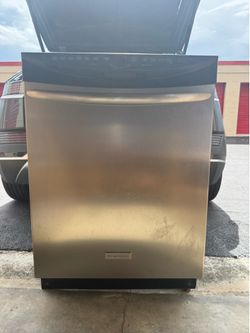 Frigidaire Full size dishwasher.