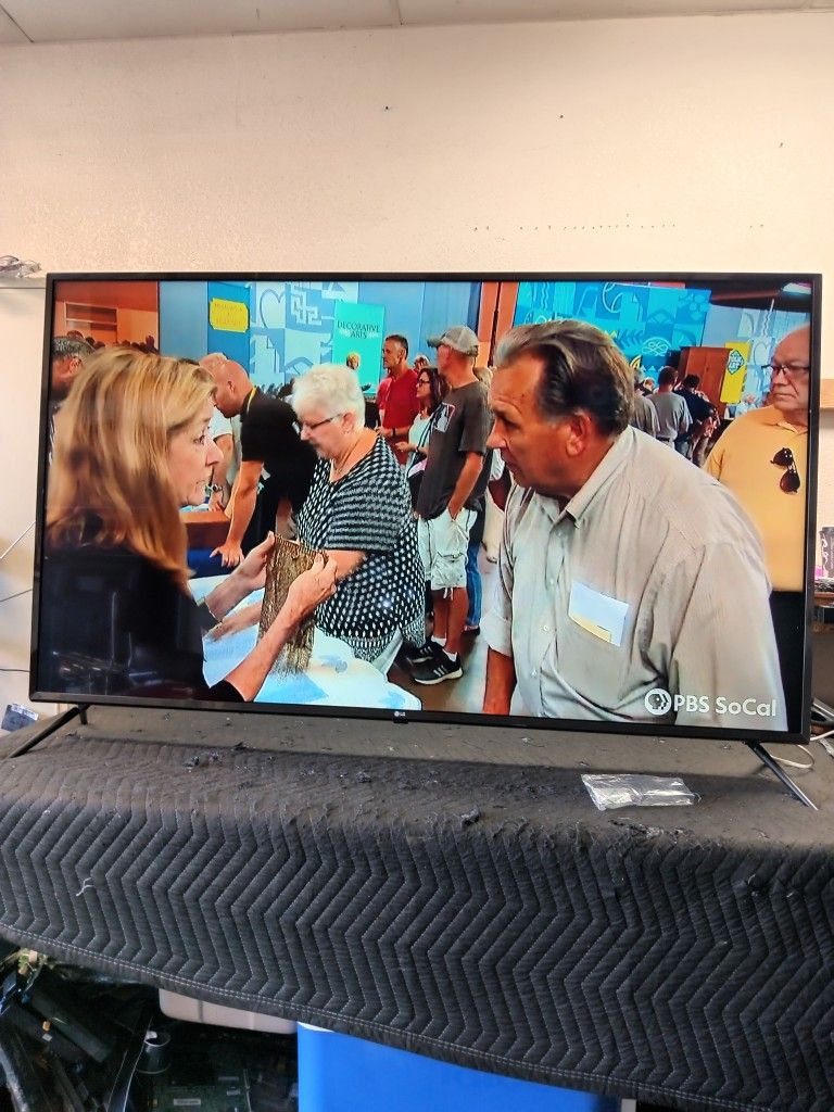 65 inch LG smart 4k ultra hd comes with remote shows great picture works perfect guaranteed
