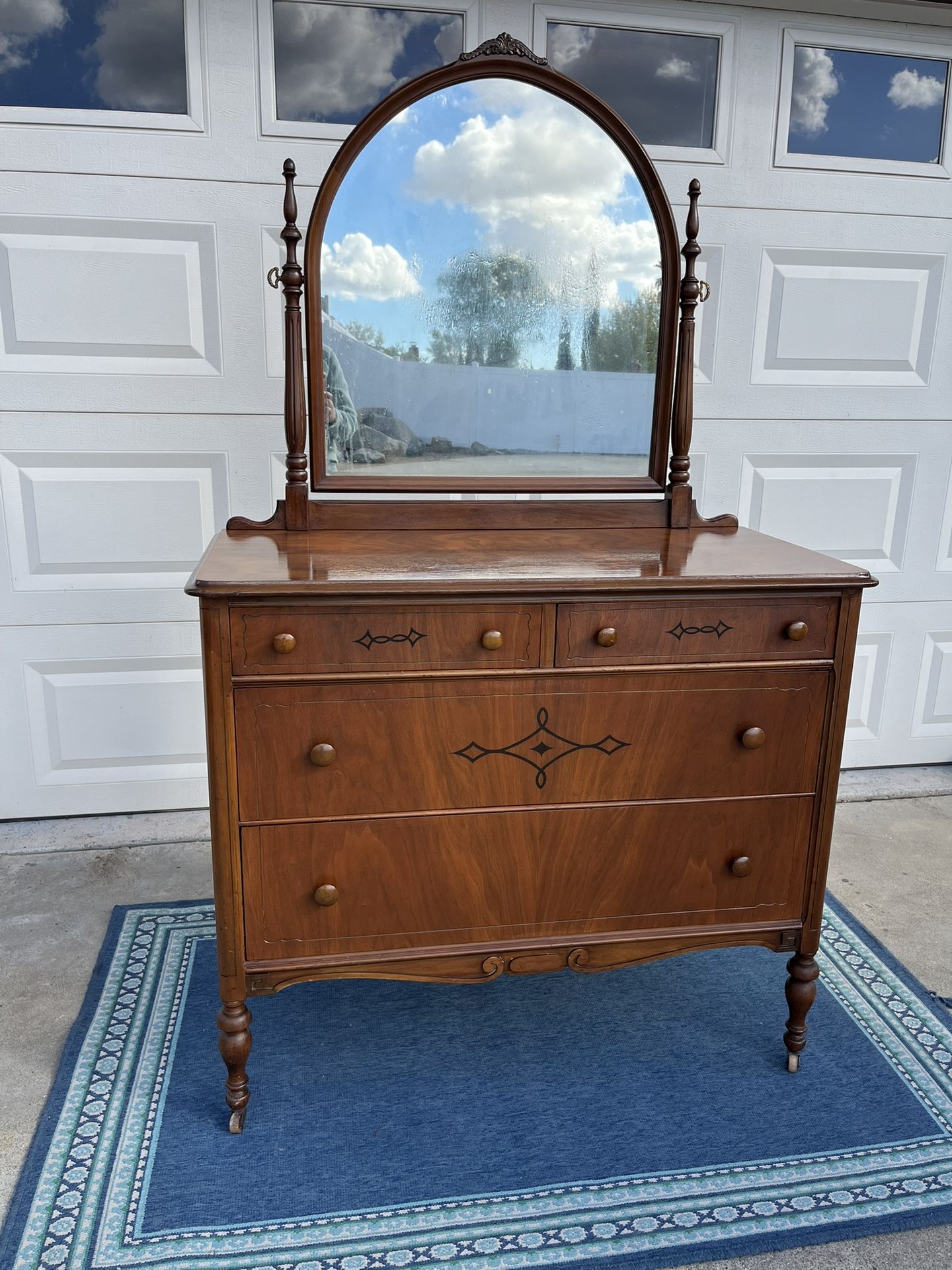 Antique Dresser with mirror 1920 solid wood oak excellent condition