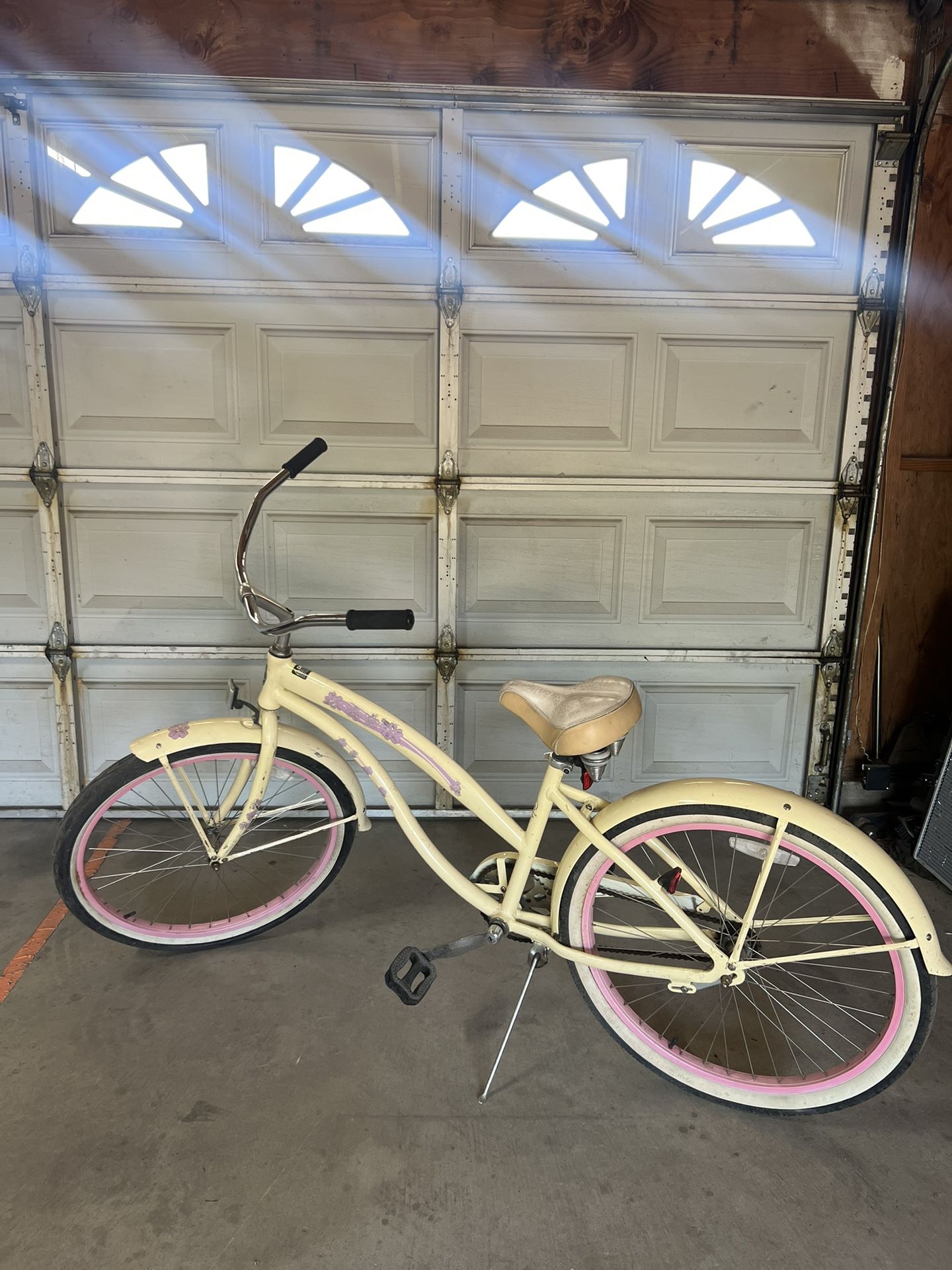 Women’s Pink Cruiser Bicycle 