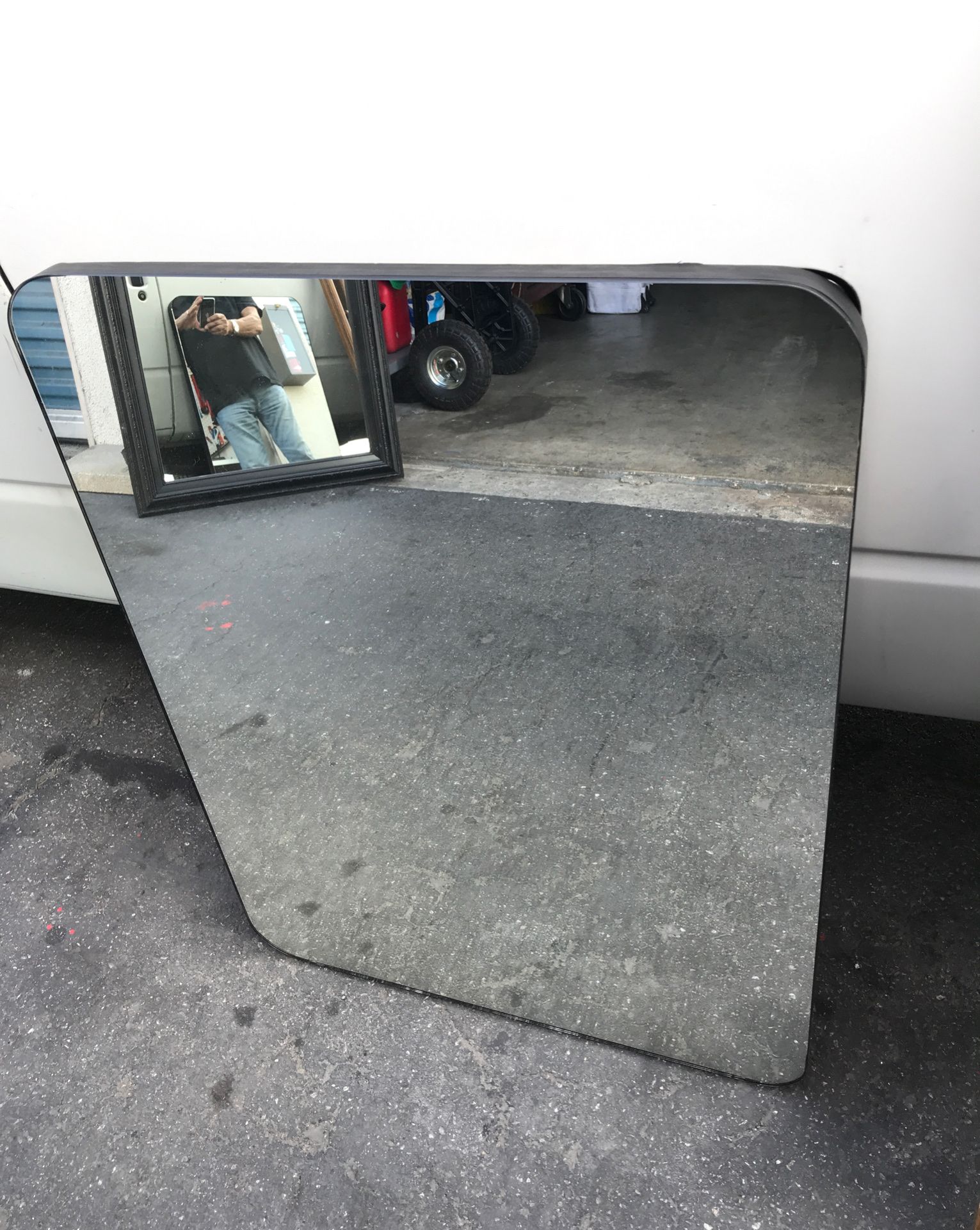 Beautiful oval mirror 34”x26”clean and strong