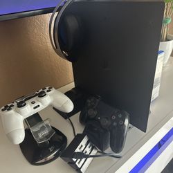 PS4 1tb With Lots Of Accessories. Controllers, Games, Headphones 