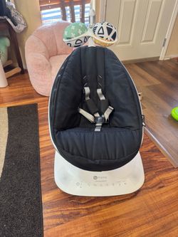 4moms Mamaroo baby swing