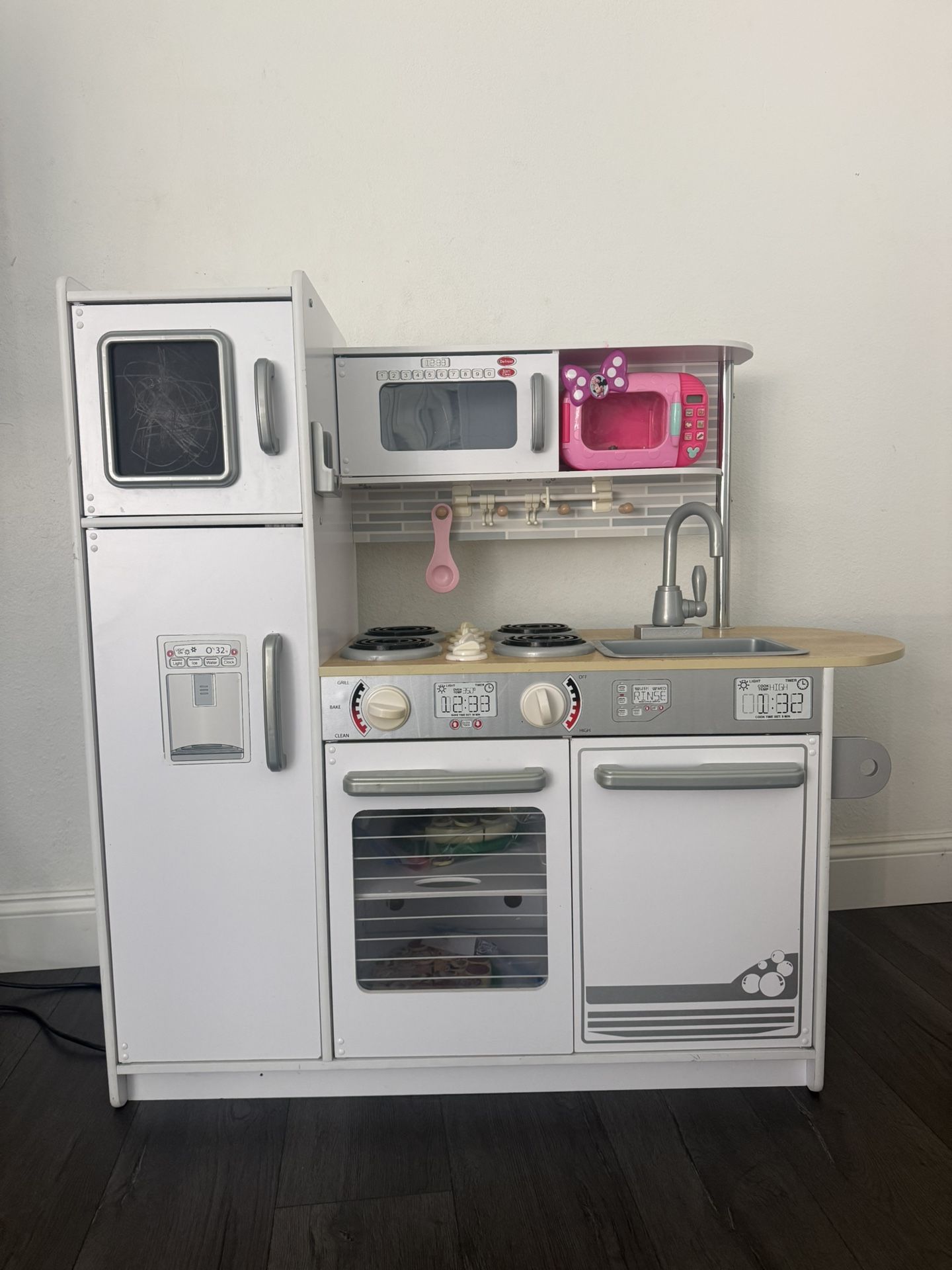 KidKraft Toy Kitchen And Fresh Mart Grocery With Lots Of Toys