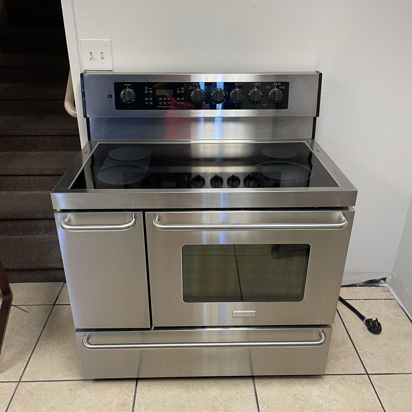 Frigidaire 40 Inch Electric Stove for Sale in Vacaville, CA - OfferUp