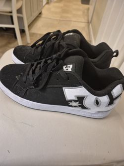 DC SKATER KICKS - 9.5-10 SIZE