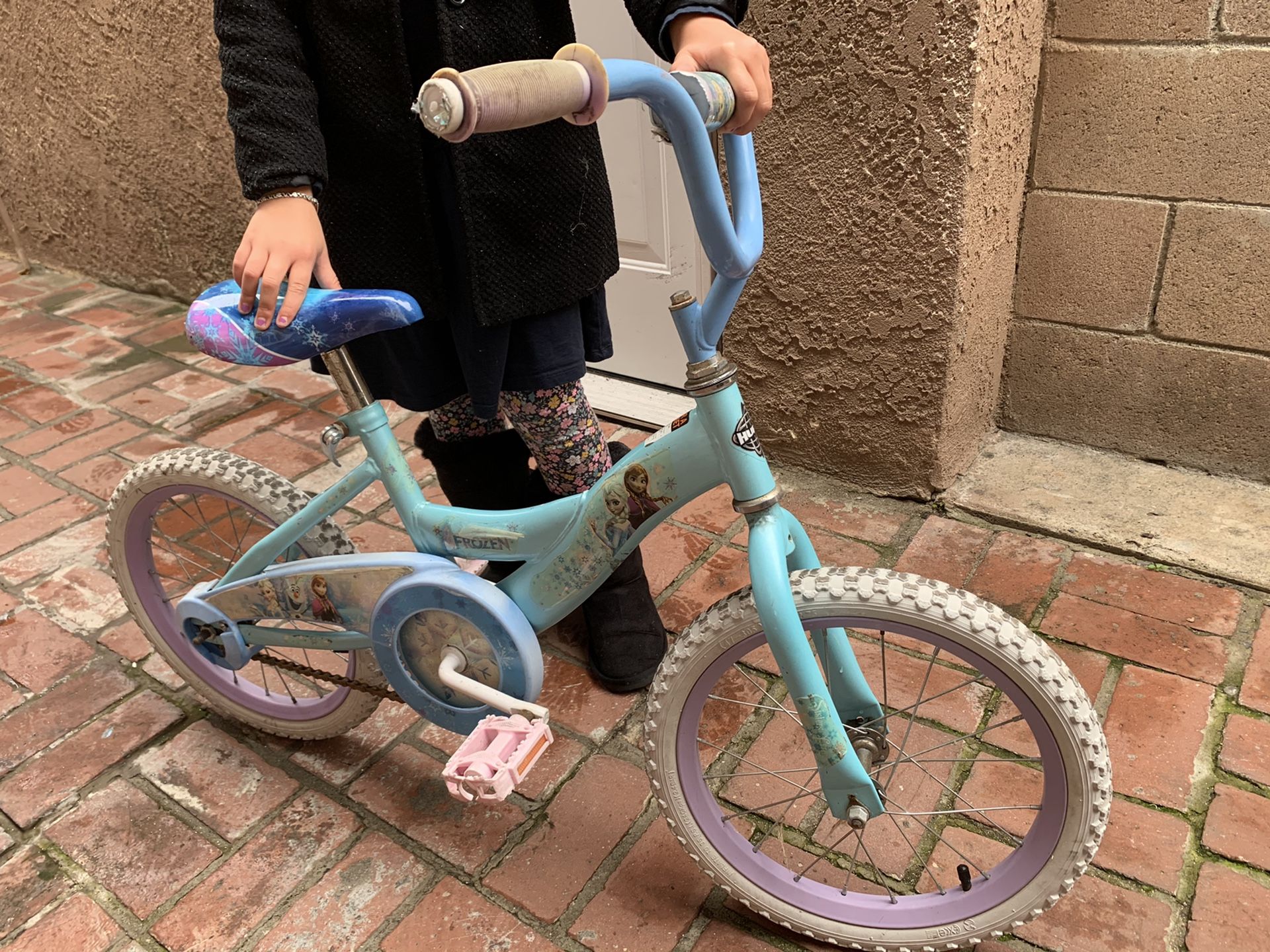 Kid’s bike (Frozen) with helmet (Olaf)