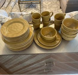 28 Pc Chris Madden Dishes