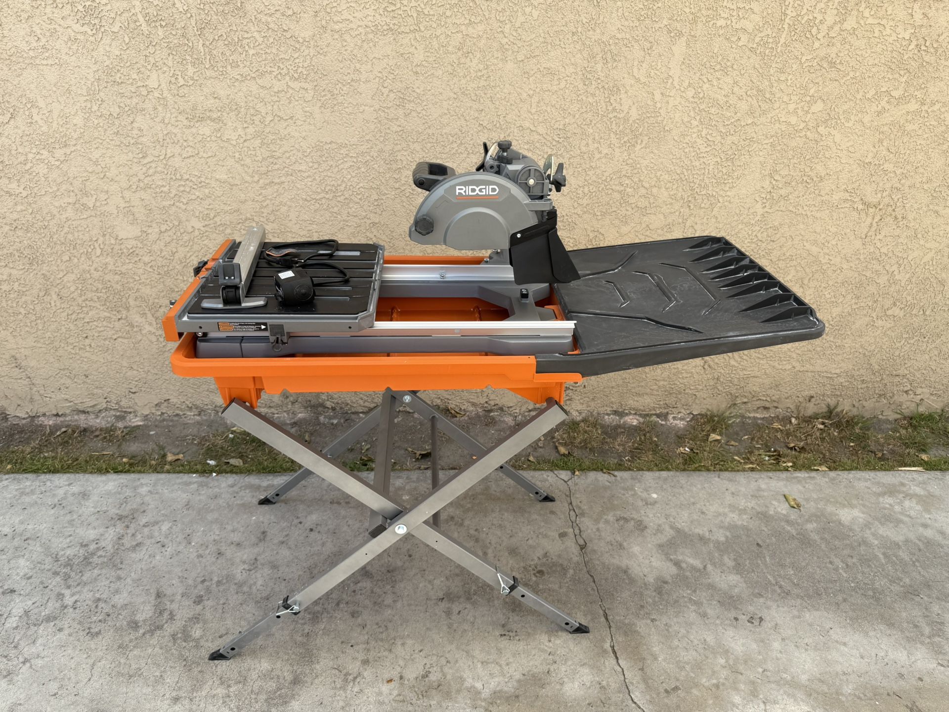 RIDGID 12 Amp 8 in. Blade Corded Wet Tile Saw w/Extended Rip **No Blade** **Needs New Tracking Wheel**