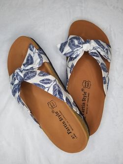 Sandals with bow accent