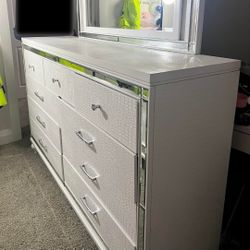 Valentino Dresser 