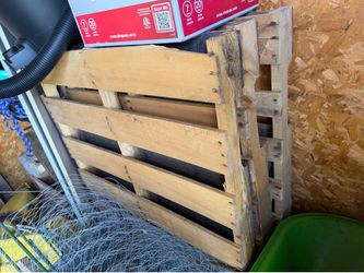 3 nice wooden pallets free