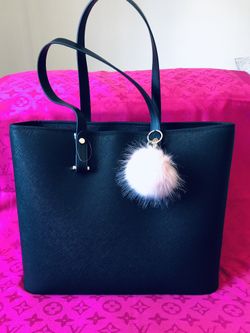 Bag with keychain Brand New color Black with pink keychain All brand new! Handbag Big with zipper and inside pockets Brand New !! Bolsa Nueva con ll