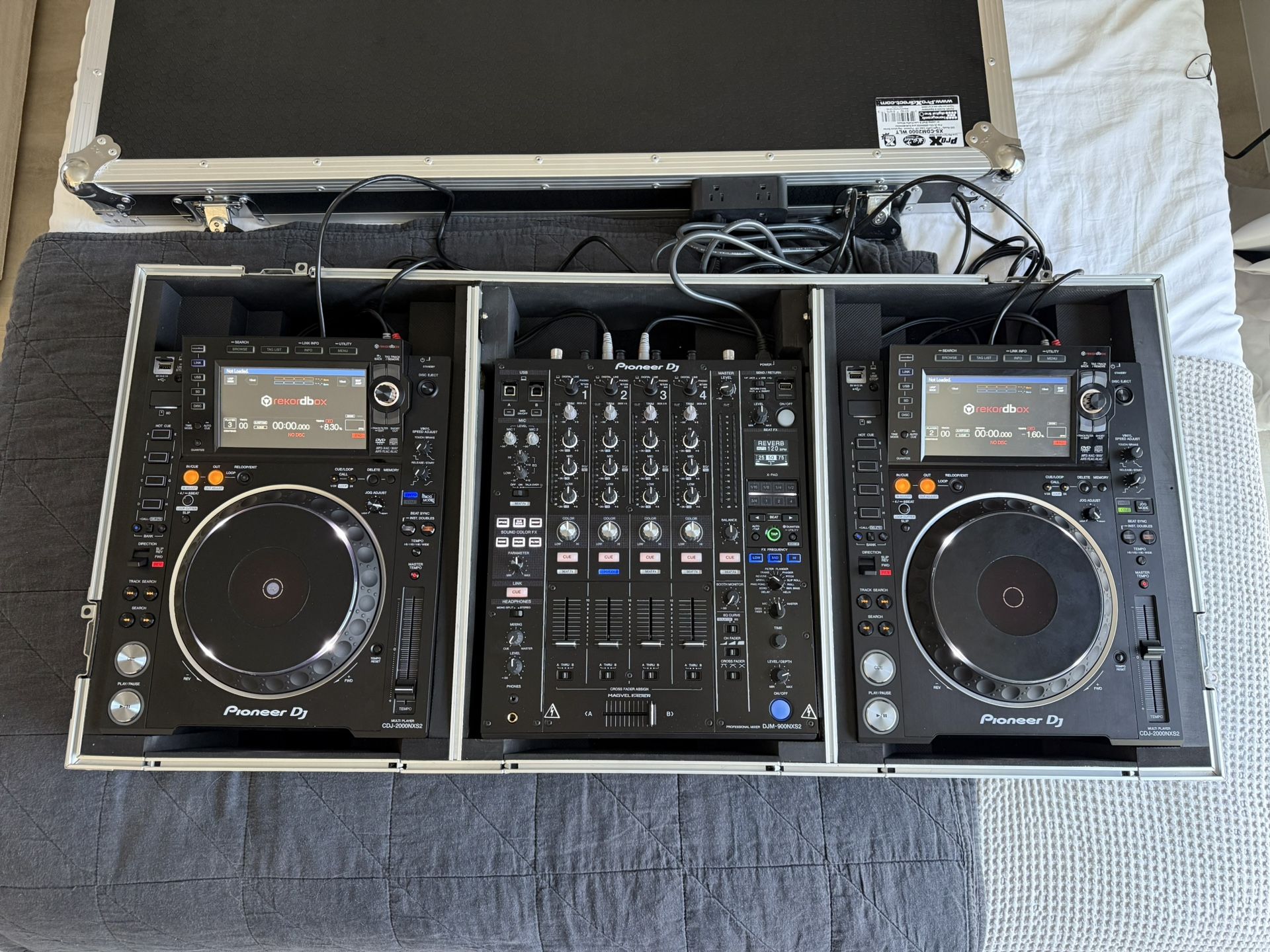 Pioneer DJM-900NXS2 4-Channel DJ Mixer and pair of Pioneer CDJ-2000NXS2s