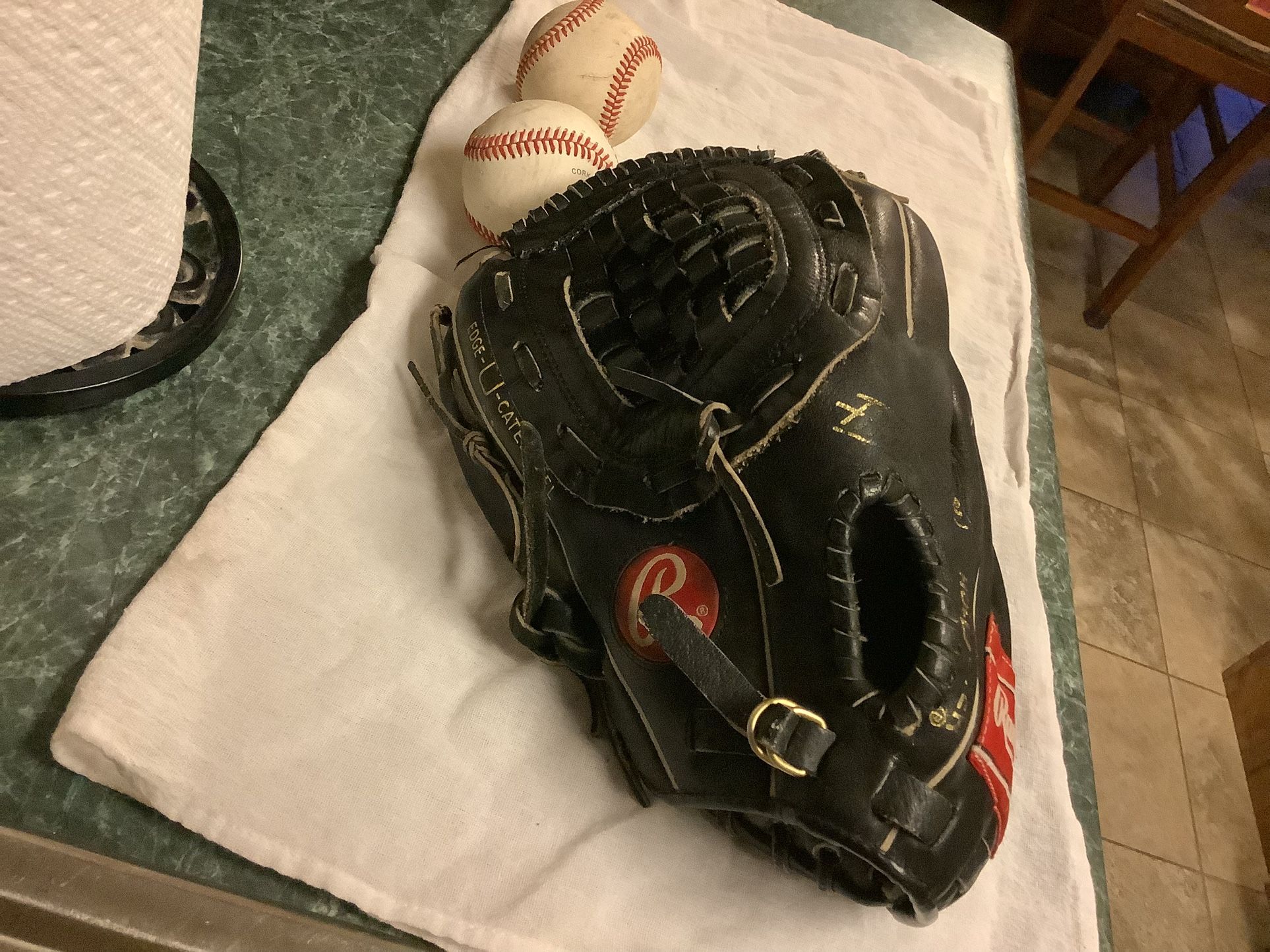 Rawlings 12.5” Right Handed Catch Left Handed Throw Baseball/softball Glove Model RSE36B Comes With Either 2 Baseballs Or Softballs