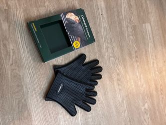 NEW- Cuisinart Outdoors Heat-Resistant Silicone Grill Gloves