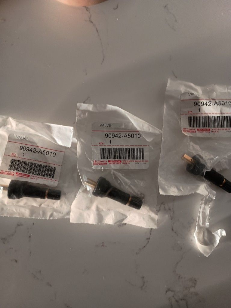 Tire Pressure Motoring System Tire Valve Assembly