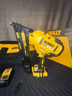 DeWalt 20V XR Brushless 15GA Finish Nailer Kit