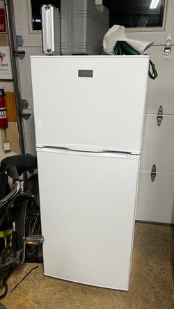 Frigidaire Top-Freezer Refrigerator White - needs work