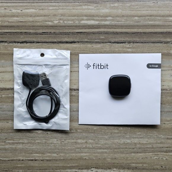 Fitbit Versa 4 - Graphite (PEBBLE & CHARGER) [▼]