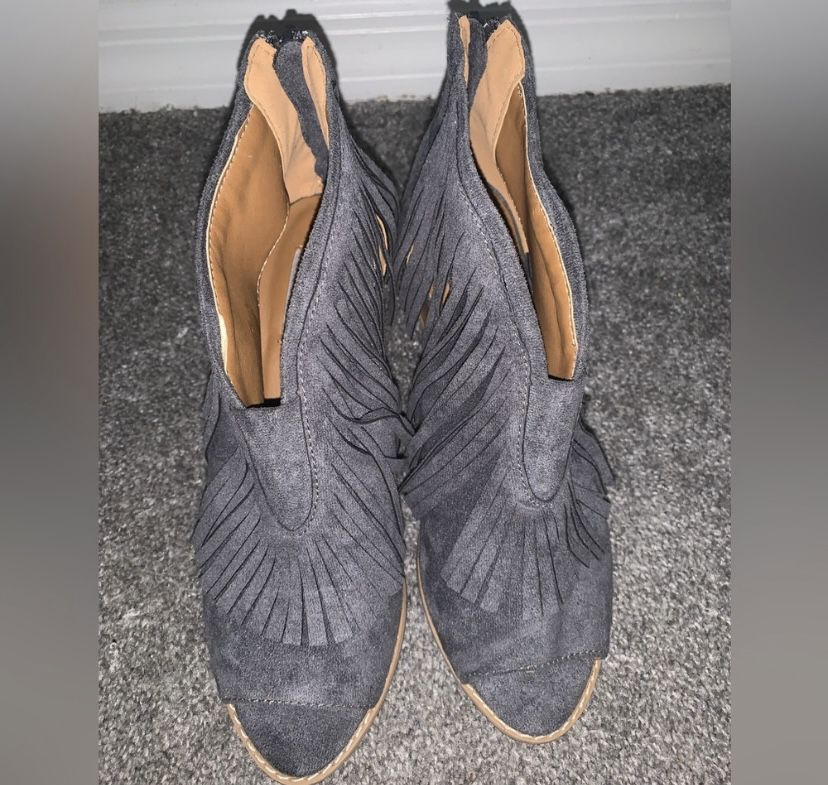Grey and brown tassel heel