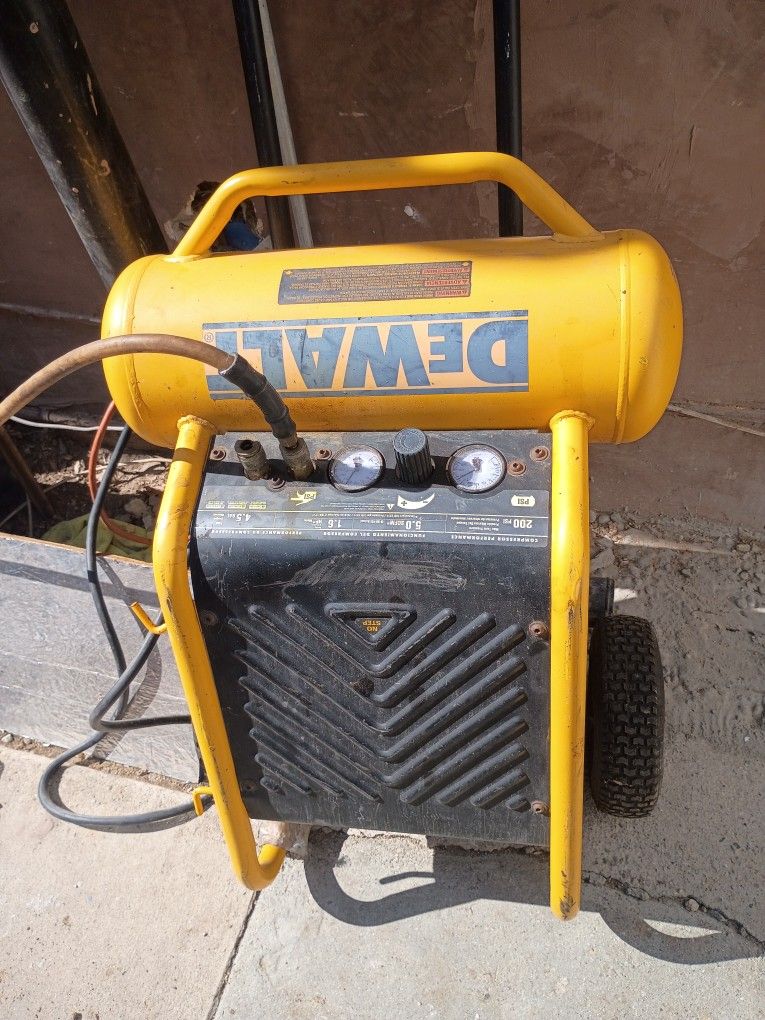 DeWalt 200psi Air Compressor W/ Wheels For Easy Mobility Ready For Use $250 Obo