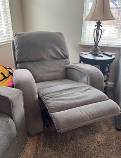 Recliner - pet and smoke free- like new