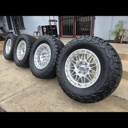 17" KMC w- 33" BfGoodrich Ko2 tires