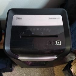 Staples Professional Series 16 Page Shredder