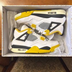 WMNS Air Jordan 4 Retro. White/Coconut Milk / Size 9