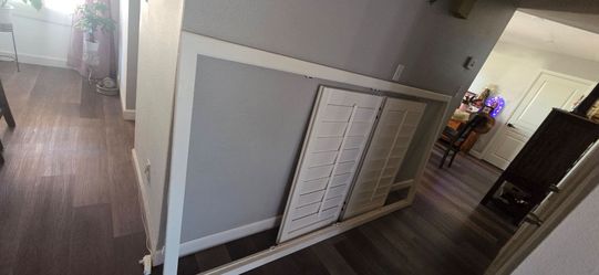 Marco de madera con persianas  92"x43.5"