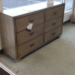 Design Ashley  Dresser