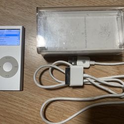Apple iPod nano 2nd Generation Silver (2 GB) w/Box and Charger 