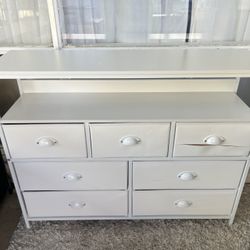 Dresser / tv stand (7 drawers, white)