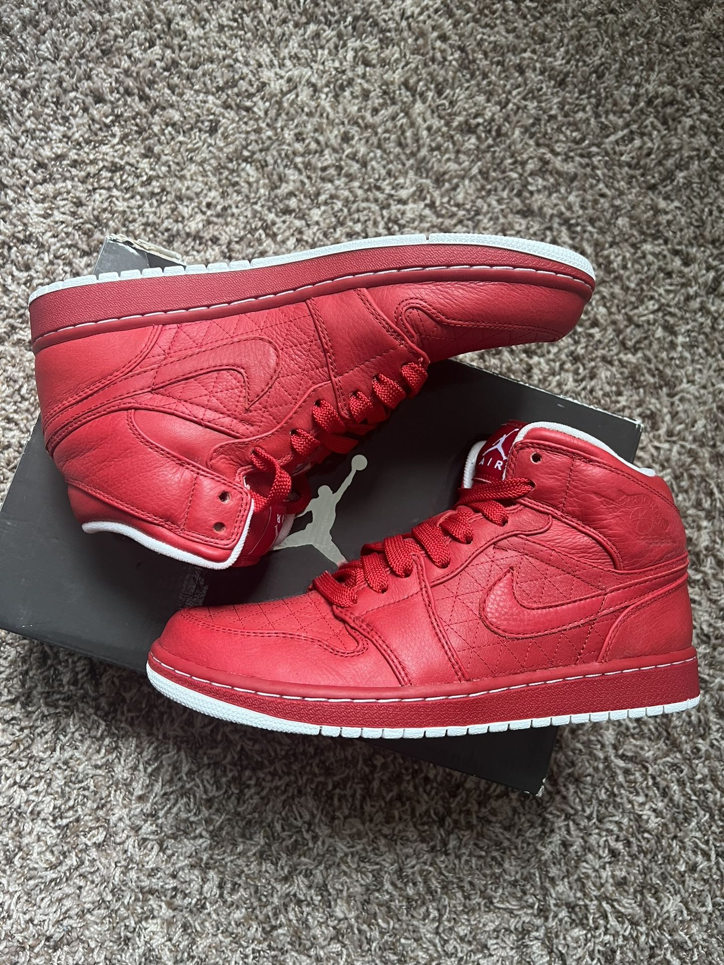 Mens Jordan 1’s size 9 (NEW IN BOX)