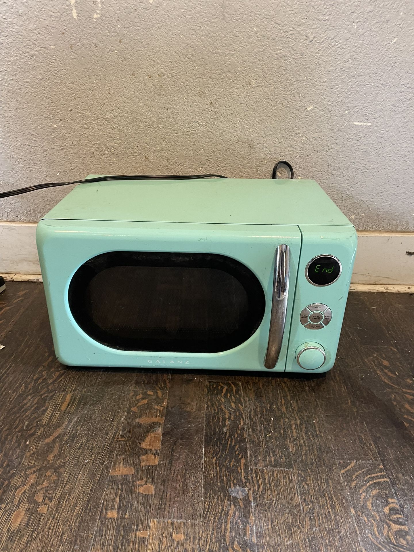Galanz 0.7 cu. ft. Retro Countertop Microwave Oven, 700 Watts, Blue