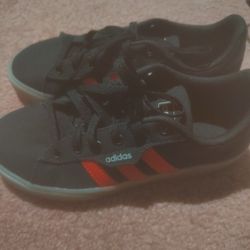 Women Size 5 Adidas Shoes In Very Good Condition 