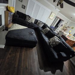 6pc Sectional With Pillows And Ottoman