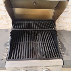 Monument 2-Burner Gas Grill – Great Condition + Propane Tank Included!